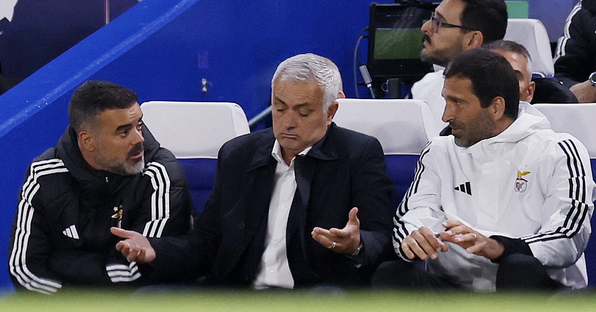 Mourinho thua trận, lãnh thẻ vàng trong ngày tái xuất Champions League