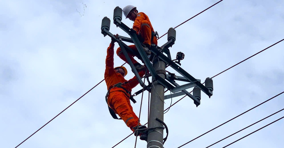 Vượt hàng trăm kilômet giúp khắc phục sự cố điện ở vùng bão