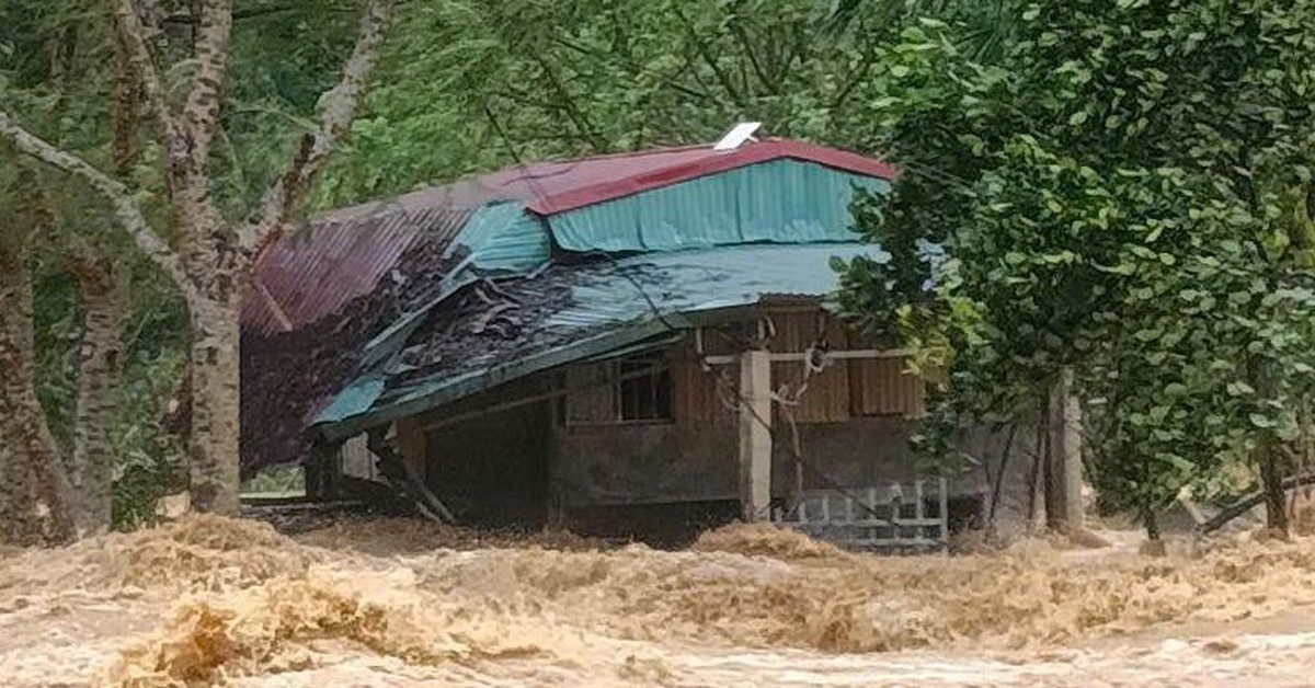 Vượt mưa lũ lớn, giải cứu 2 ông bà bị mắc kẹt trong ngôi nhà xiêu vẹo giữa dòng nước