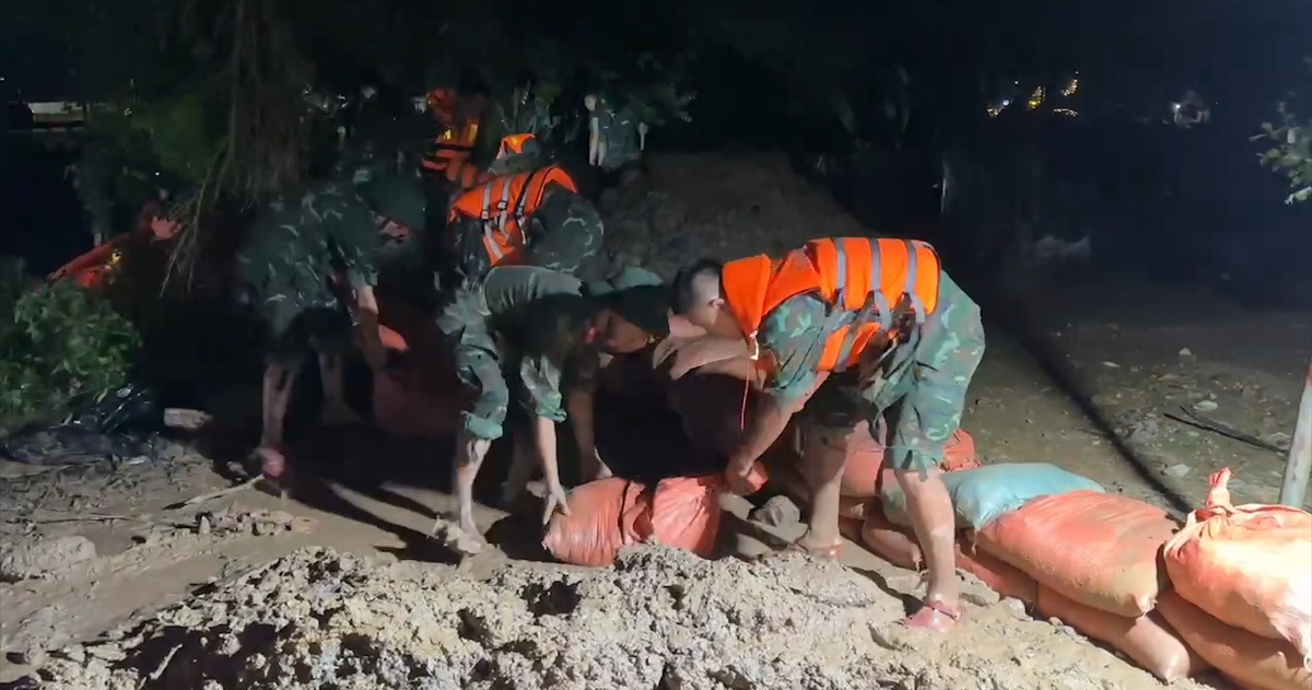 Bộ đội xuyên đêm gia cố đê bao, bảo vệ hàng ngàn hộ dân sau bão Bualoi
