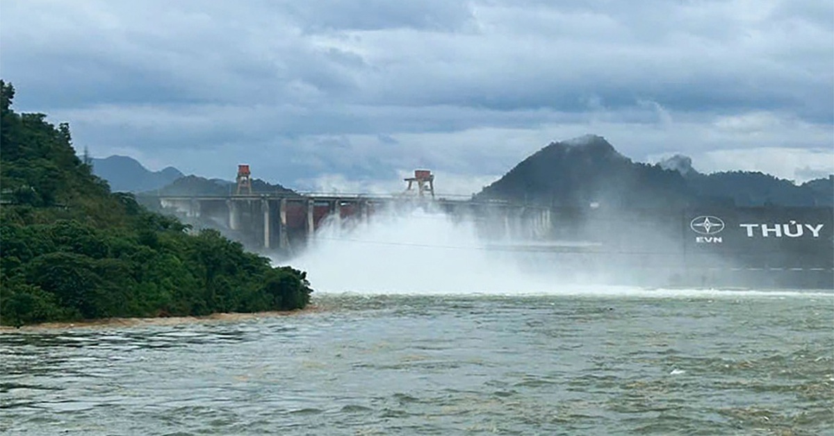 Mở thêm cửa xả ở các hồ Hòa Bình, Tuyên Quang; Hơn 3,4 triệu khách hàng bị mất điện