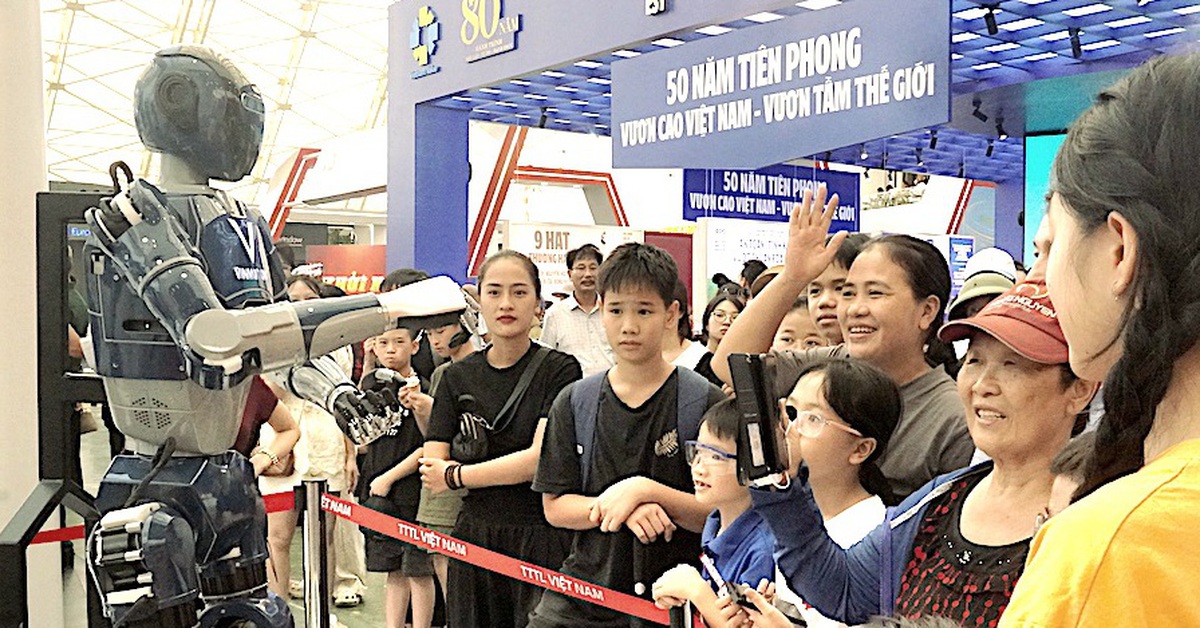 Người dân trầm trồ trước giàn khoan trên biển, đường tải điện xuyên Bắc Nam, robot biết nói
