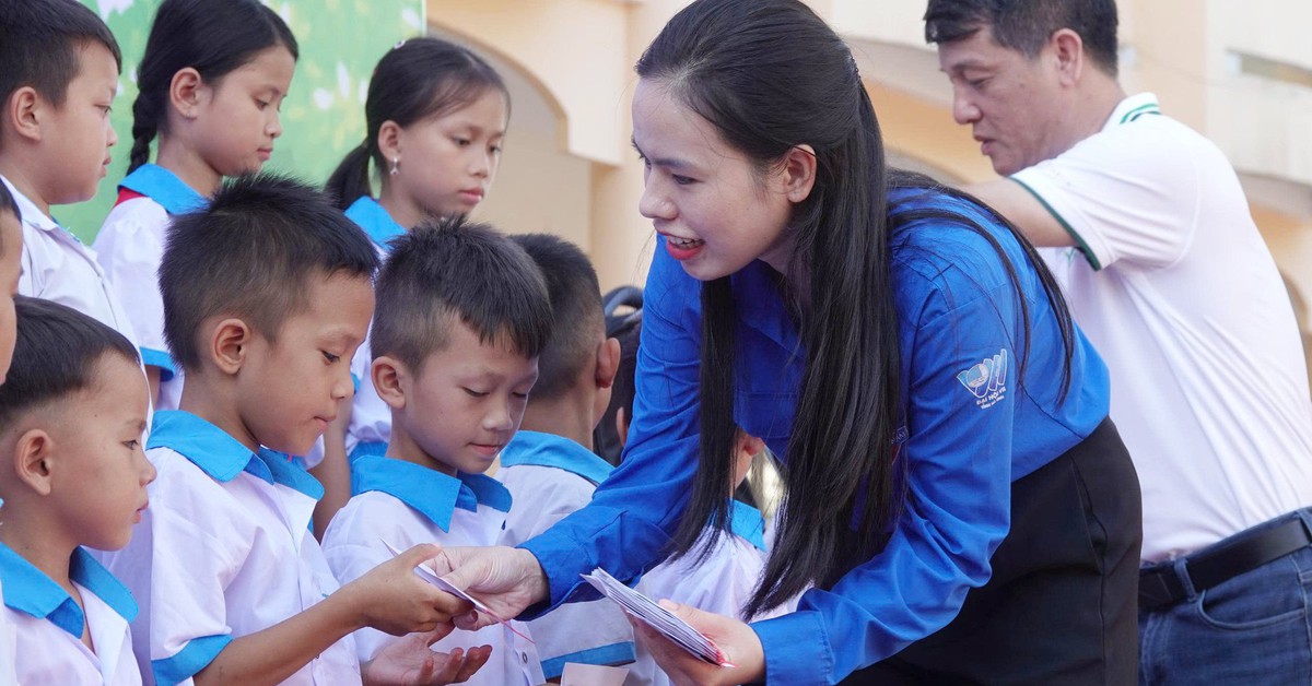 Nữ sinh vùng bão xúc động khi có học bổng: Tựu trường, chưa có quần áo, sách vở mới, em buồn lắm...