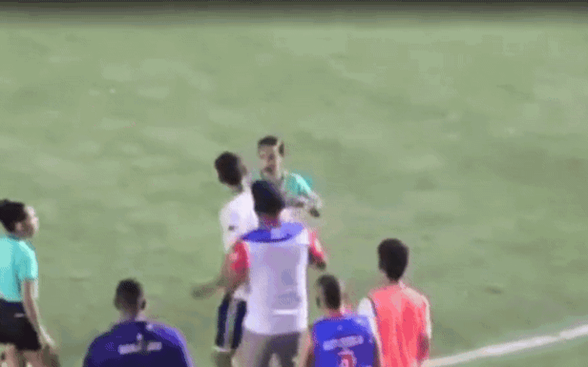 Trọng tài nữ bị cầu thủ nam tát vào mặt tại giải Nam Mỹ