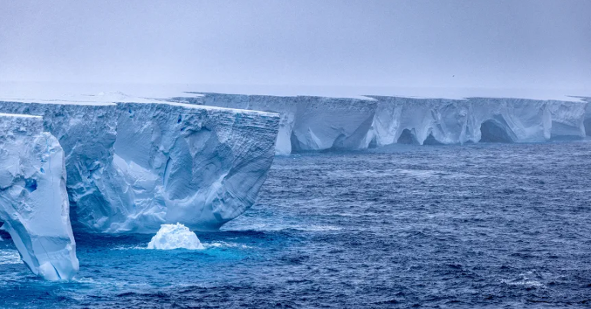 Tảng băng trôi lớn nhất thế giới vỡ vụn