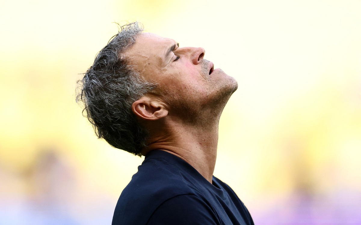 HLV PSG Luis Enrique gãy xương đòn