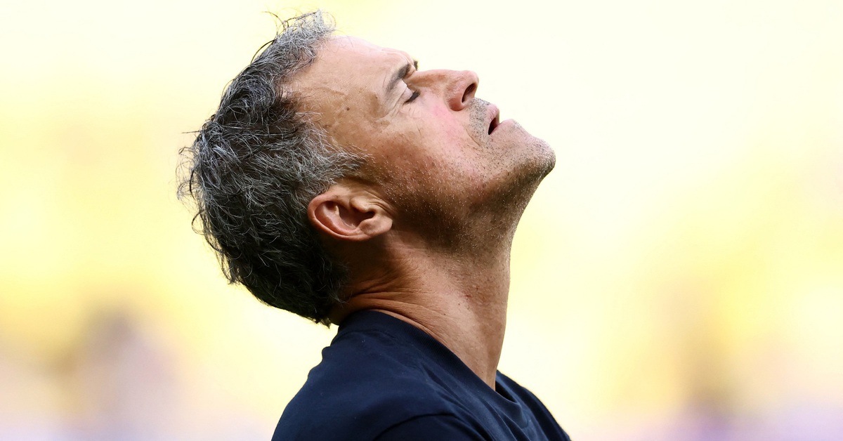 HLV PSG Luis Enrique gãy xương đòn