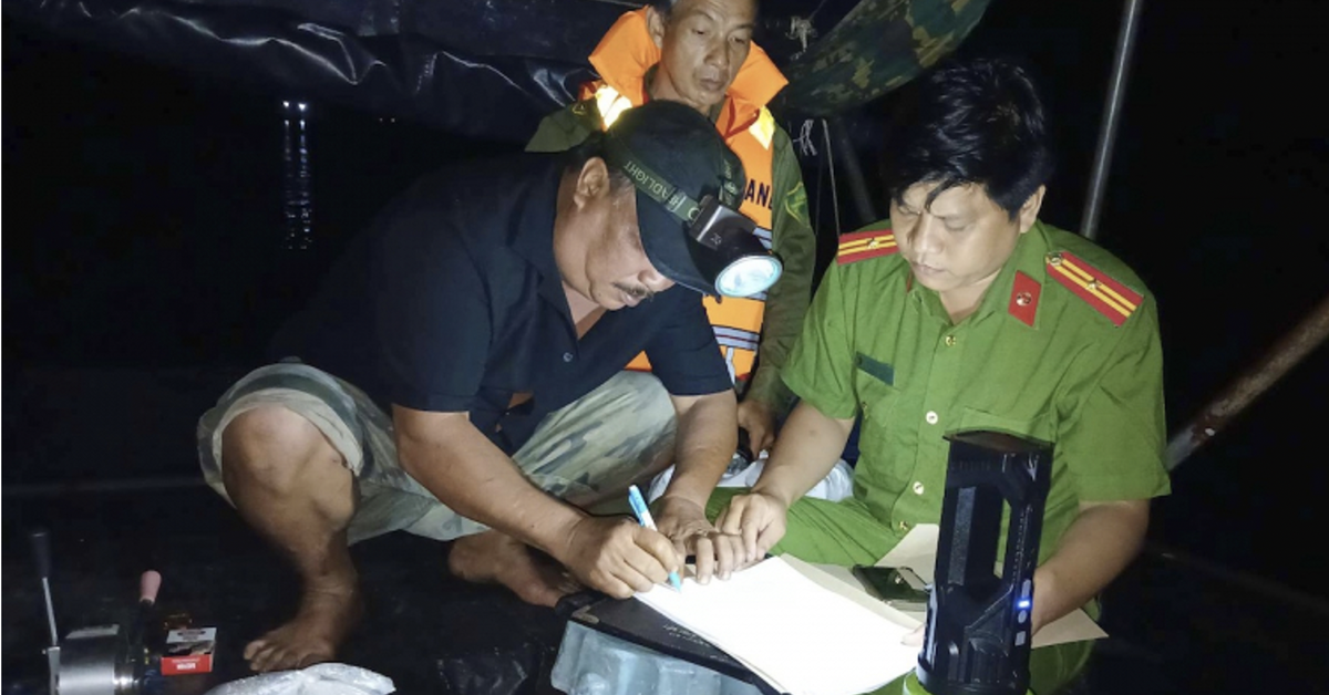 'Cát tặc' dùng flycam, cử người canh ven sông Tiền để hút cát