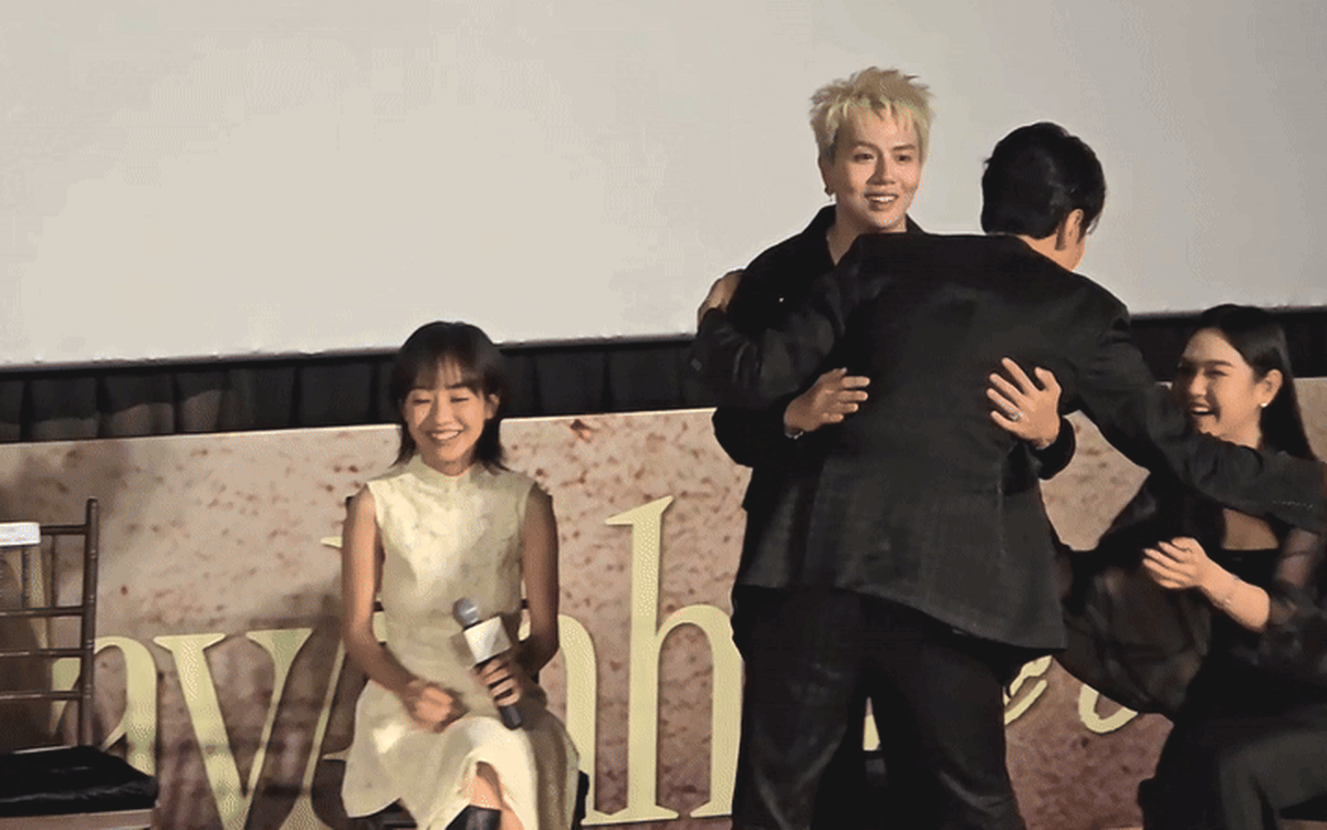 Lee Kwang Soo 'dỗi' Hoàng Hà, ôm Duy Khánh