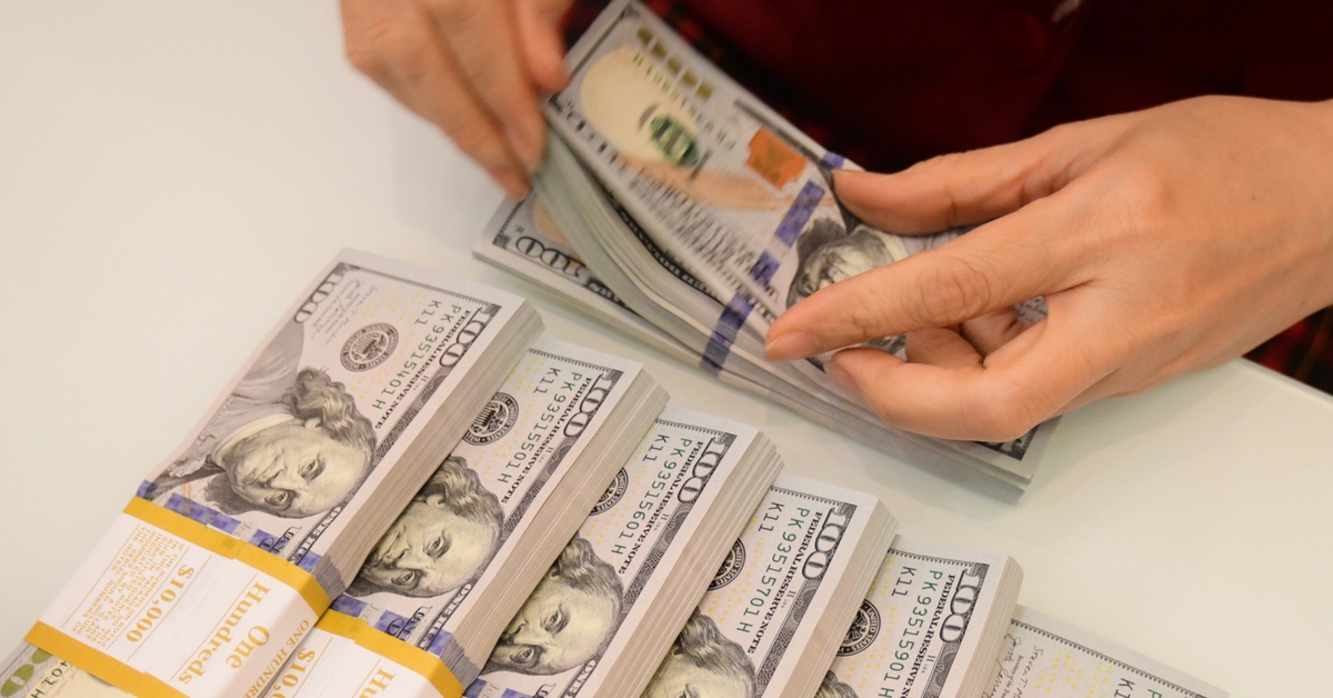 Giá USD tự do tiến sát 27.000 đồng/USD, giá USD ngân hàng kịch trần