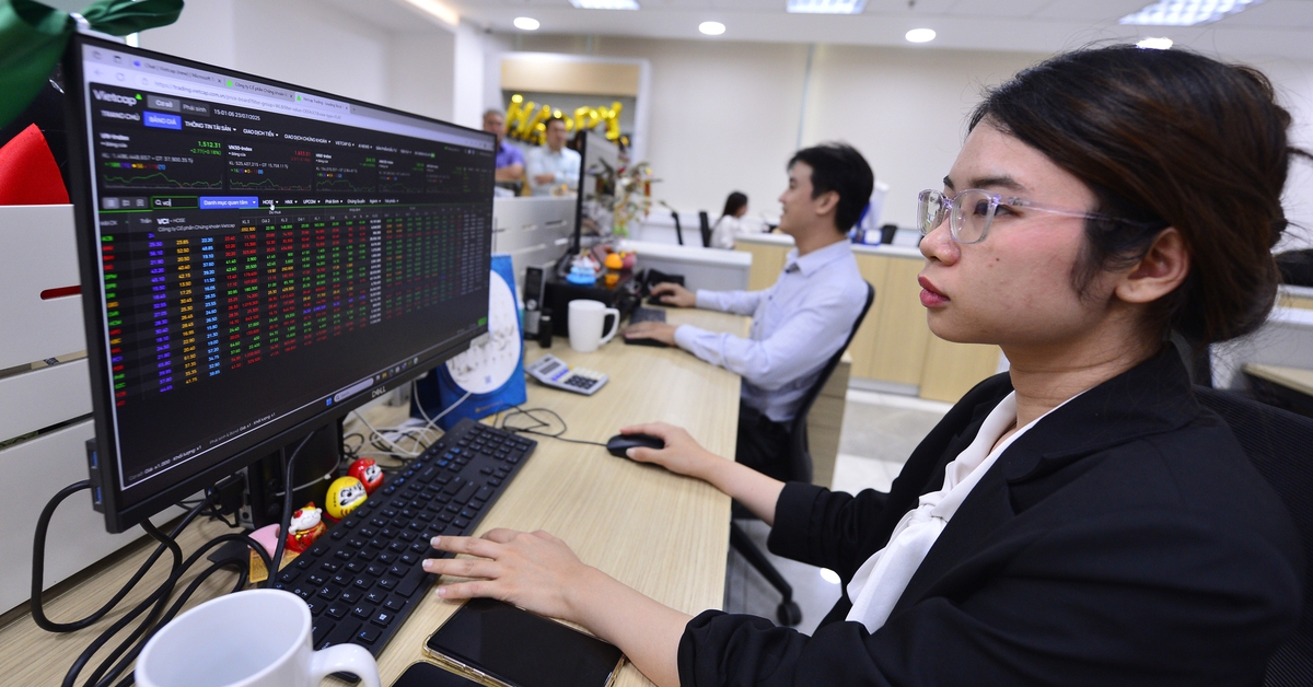 Chứng khoán bất ngờ 'rơi' sâu sau khi vượt mốc lịch sử 1.700