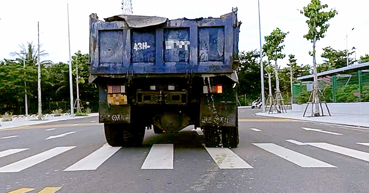 Xe ben ‘tung hoành’ giữa trung tâm Đà Nẵng, bùn đất rơi vãi nhem nhuốc khắp đường