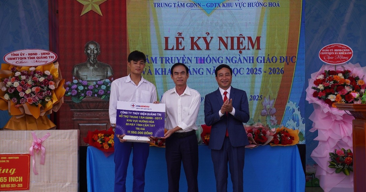 Thủy điện Quảng Trị tặng 30 máy tính cầm tay tại Hướng Hóa