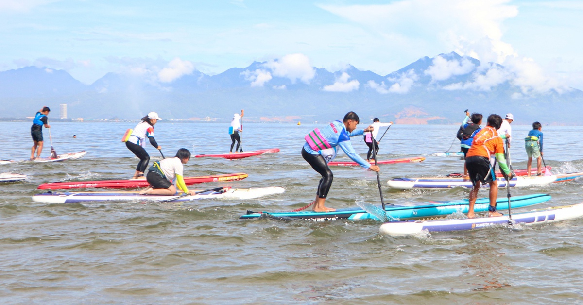 Sôi nổi giải đua thuyền buồm, chèo SUP trên biển Đà Nẵng