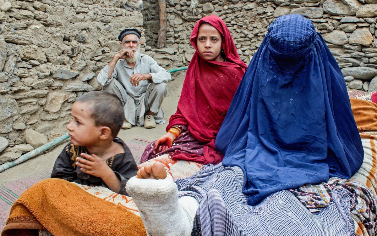 Động đất ở Afghanistan 'chôn vùi' nữ giới tới 2 lần