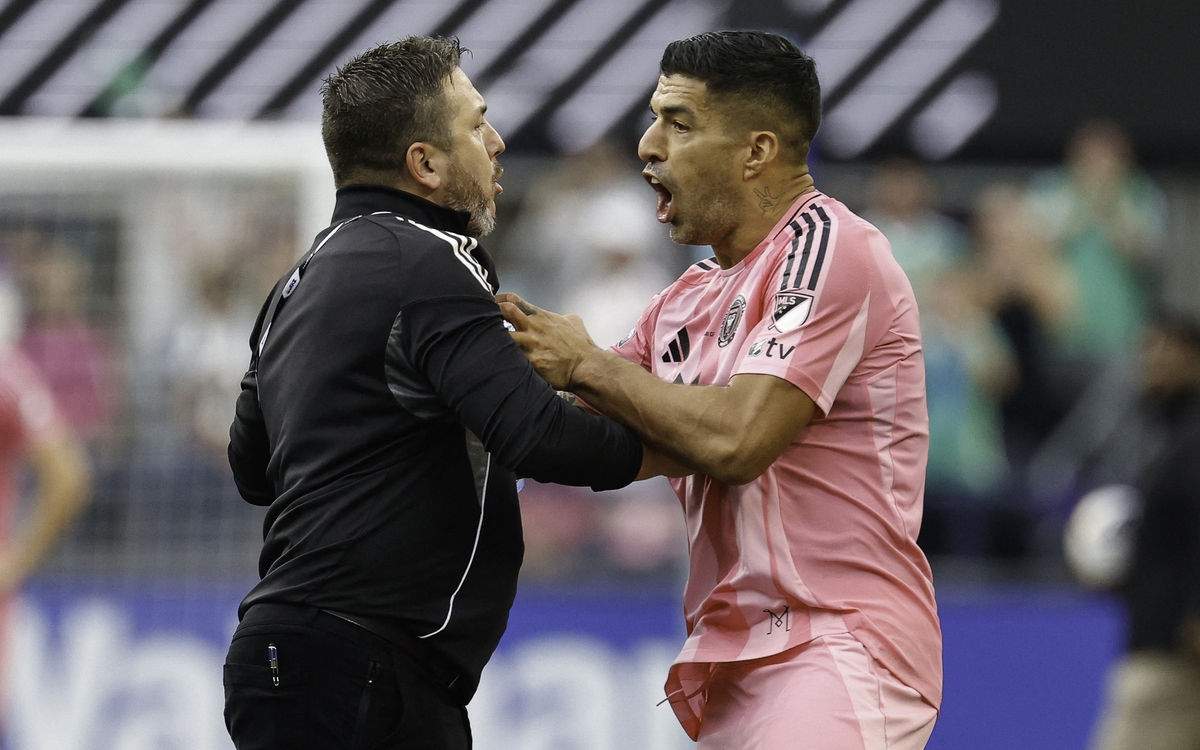 Suarez bị treo giò 6 trận vì tội phun nước bọt vào đối thủ