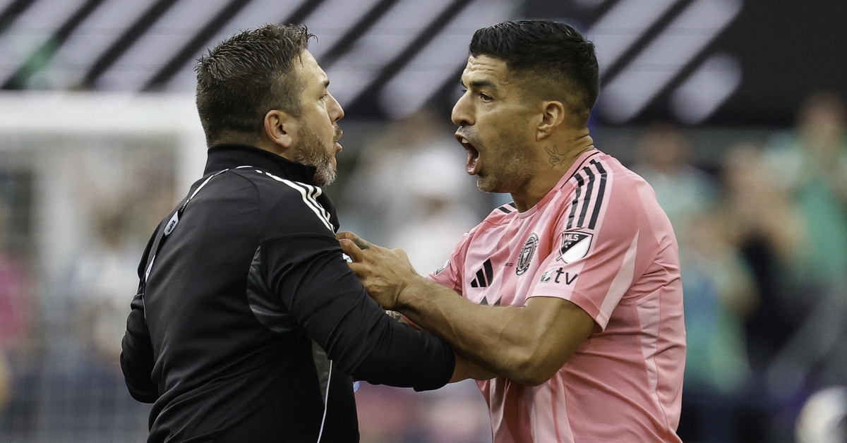 Suarez bị treo giò 6 trận vì tội phun nước bọt vào đối thủ