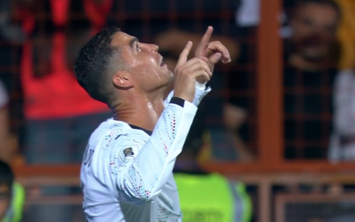 Ronaldo gửi bàn thắng lên thiên đường cho Diogo Jota, sau khi lập cú đúp ở vòng loại World Cup 2026