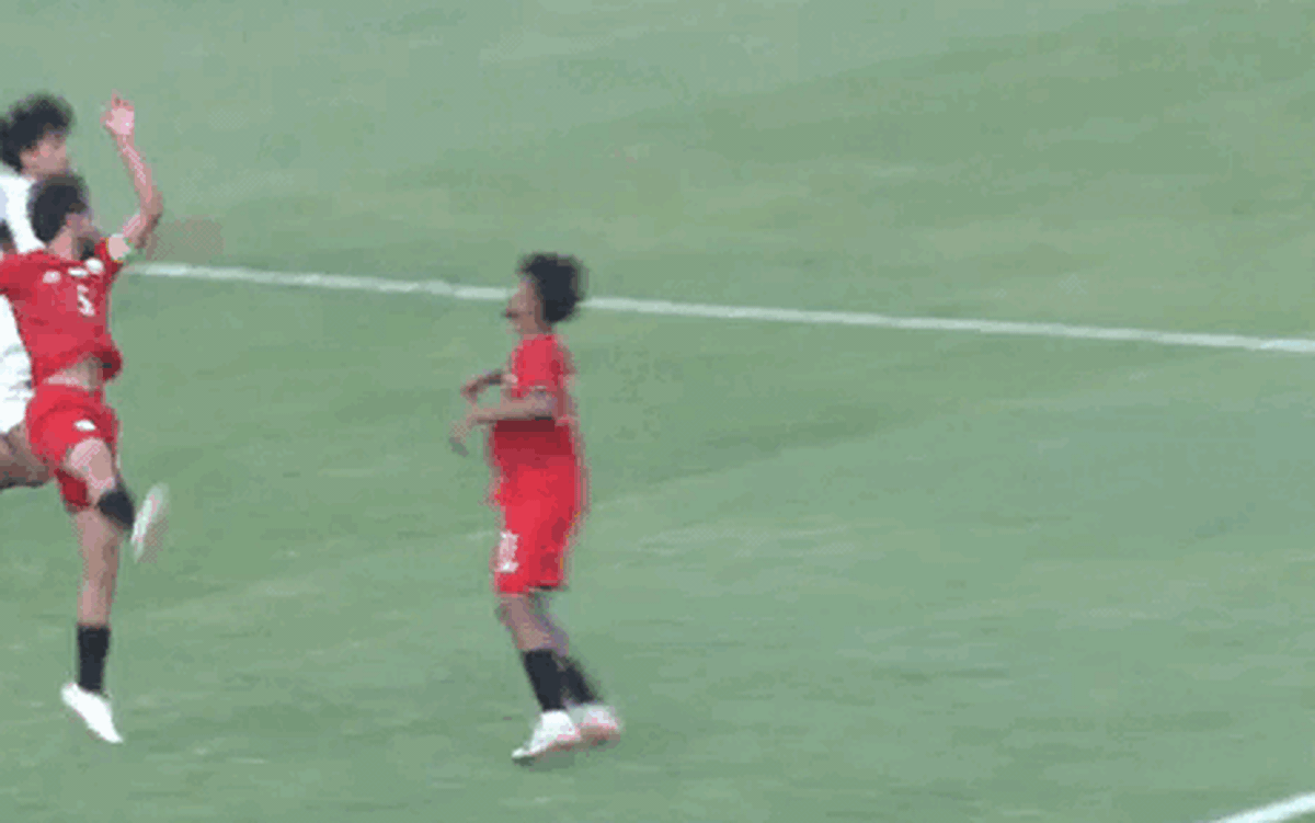 Video đội trưởng U23 Bangladesh 'tung cước' vào đầu đối thủ