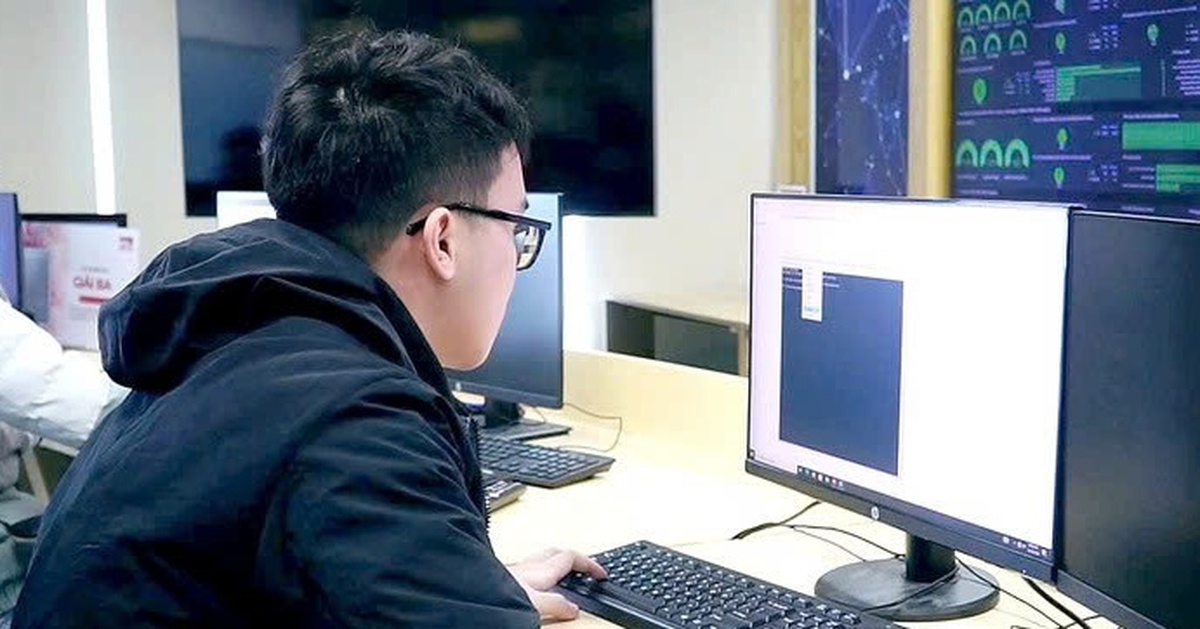 Ngồi máy tính lâu nhiều người mắc hội chứng cổ - vai - cánh tay, gặp khó khi cầm nắm