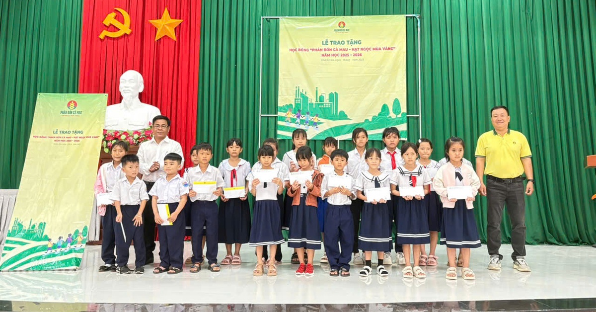 Phân bón Cà Mau trao học bổng năm học mới