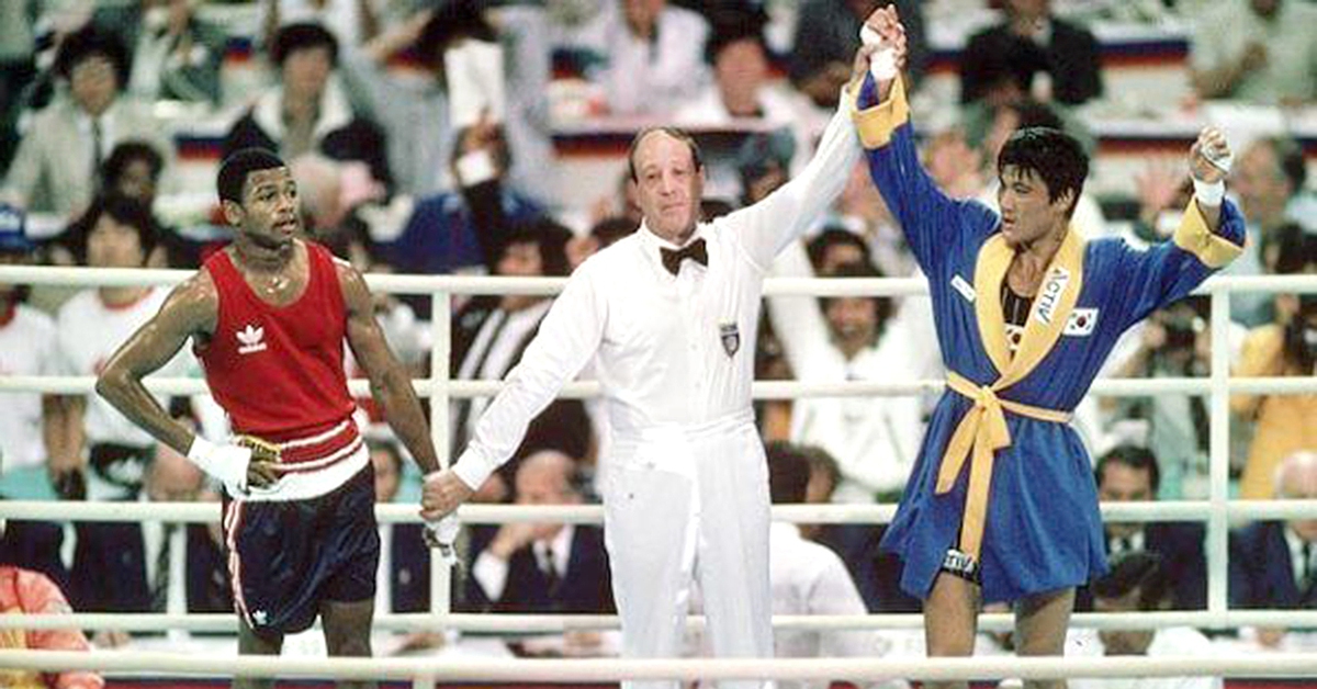 Trả lại huy chương vàng Olympic cho đối thủ sau hơn 30 năm