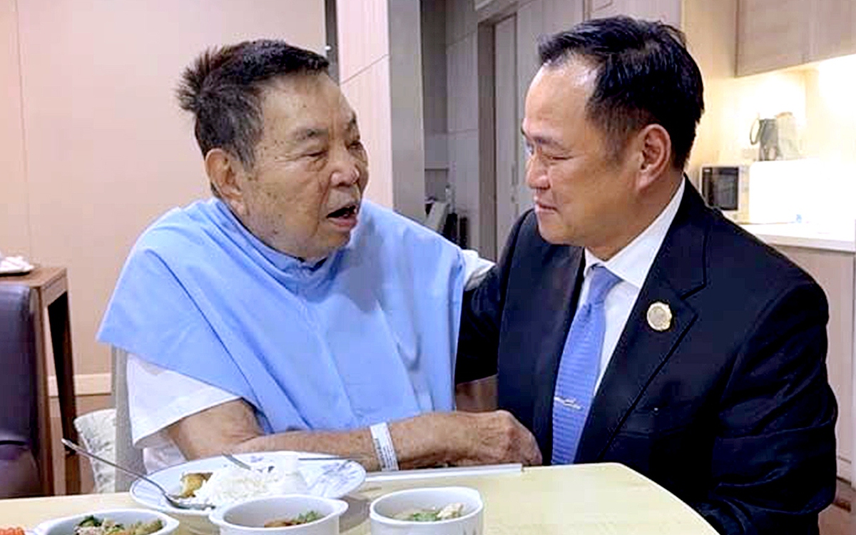Khoảnh khắc xúc động tân thủ tướng Thái Lan tới bệnh viện quỳ xuống ôm cha sau khi đắc cử