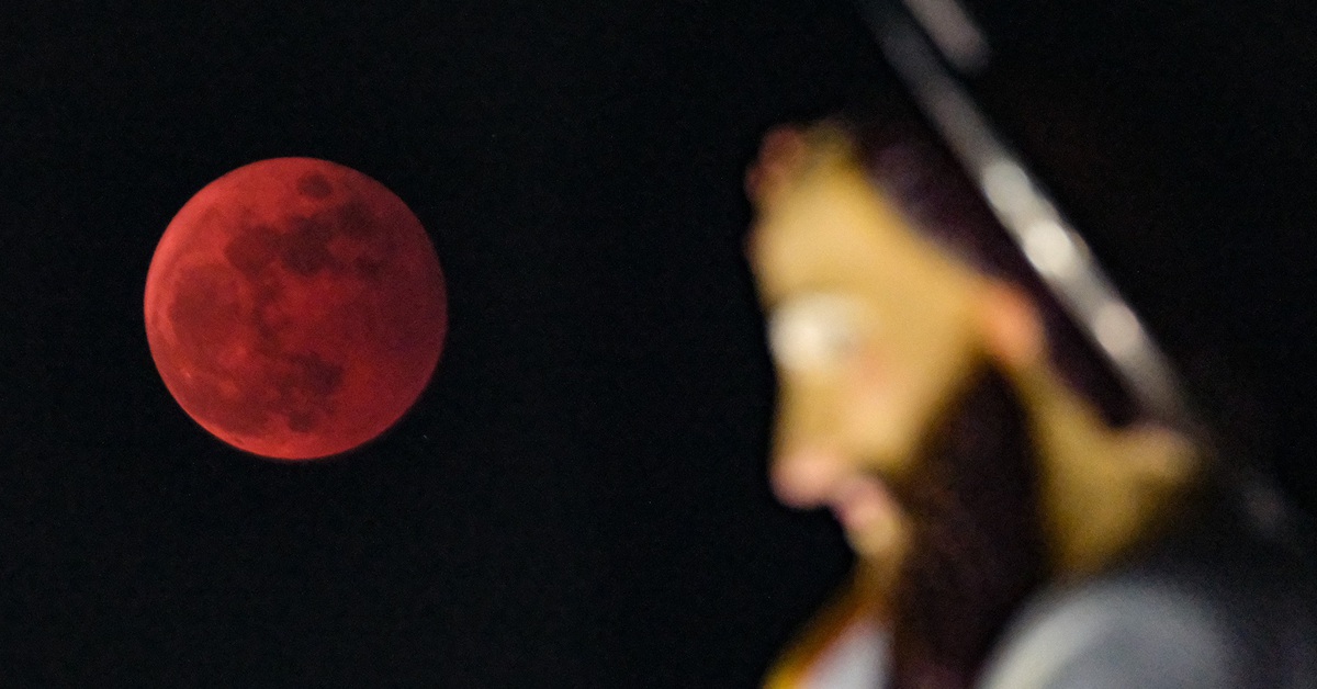 Đêm nay, người dân Việt Nam có thể ngắm 'trăng máu' trong 82 phút