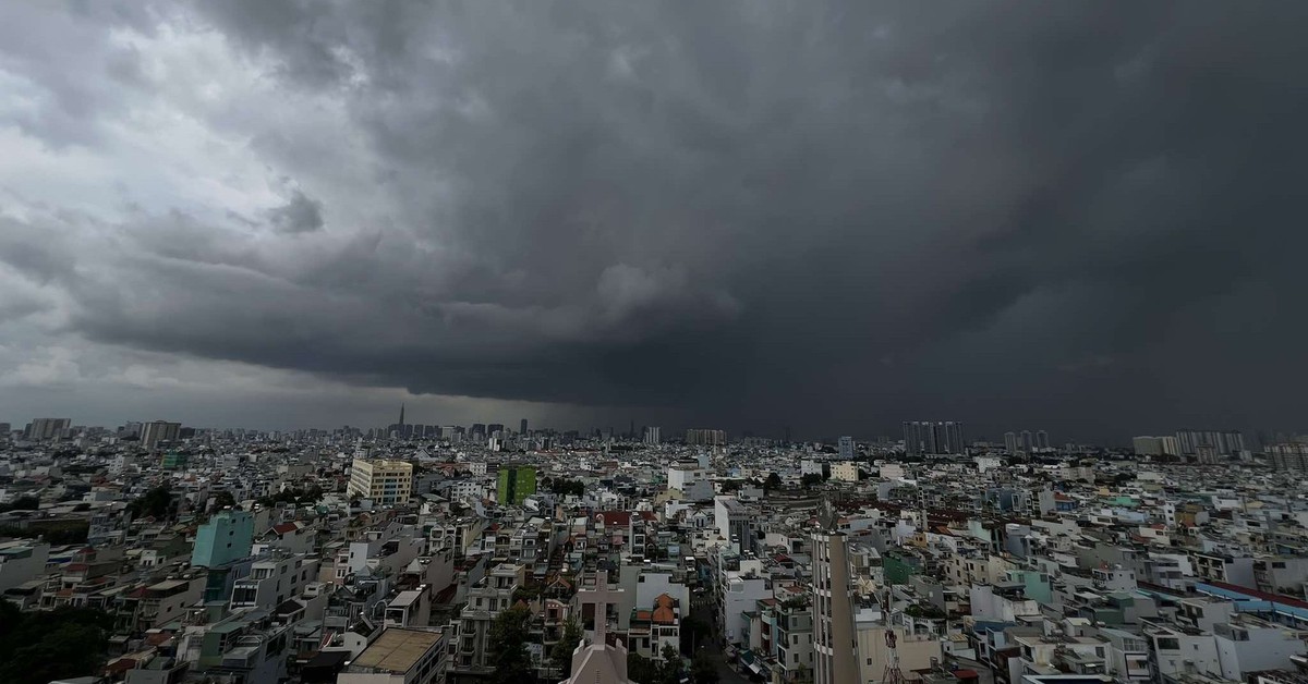 Mây đen 'sà sát đất', TP.HCM sắp mưa to