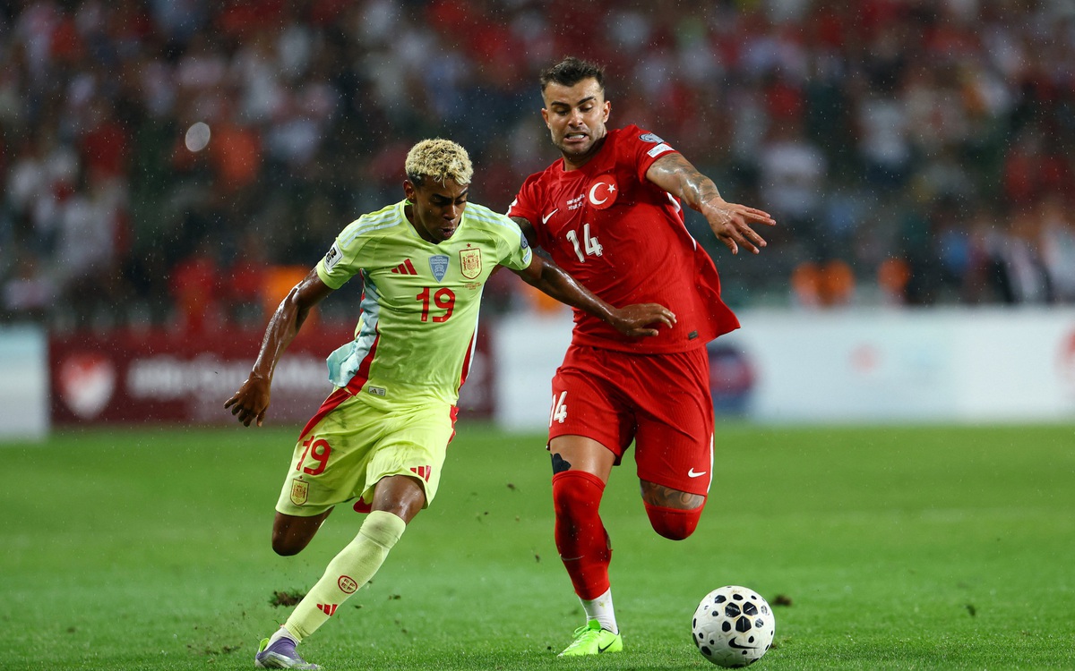 Yamal đáp trả tin đồn chia tay bạn gái