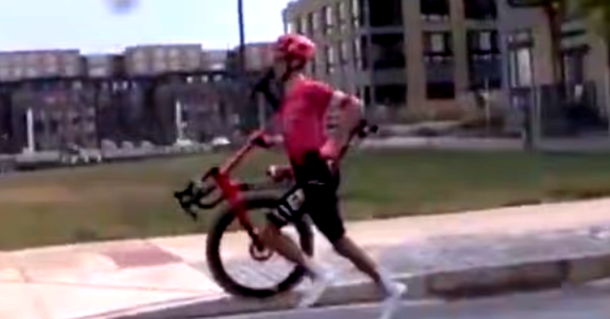 Sự cố hy hữu khiến VĐV xe đạp người Mỹ vác xe chạy bộ trên đường đua