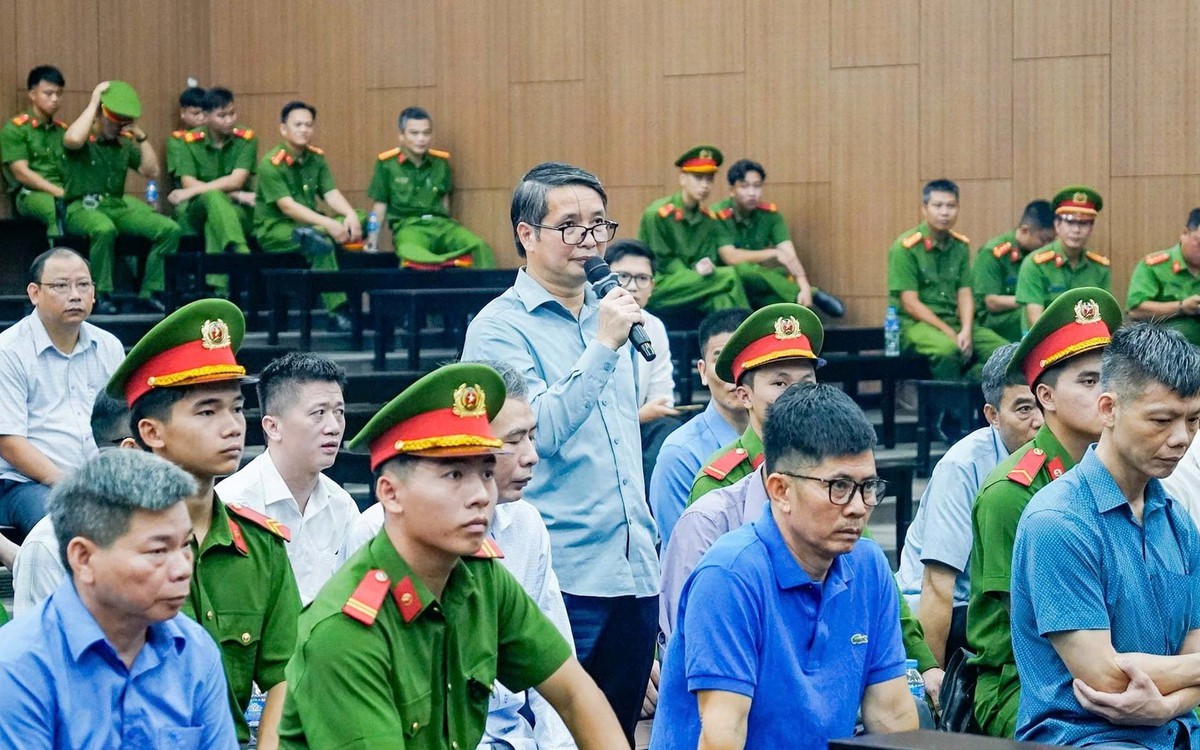 Hình ảnh cựu phó chủ nhiệm Văn phòng Quốc hội Phạm Thái Hà cùng hơn 20 người bị đưa ra xét xử