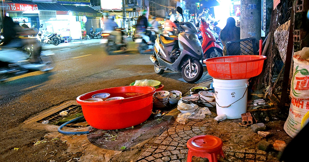 Đũa có mùi mốc, vật dụng còn chất tẩy rửa, cần mạnh tay với hàng quán mất an toàn vệ sinh thực phẩm