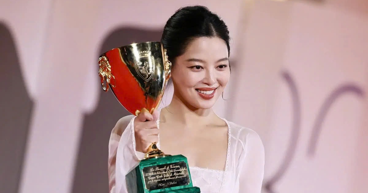 Tân Chỉ Lôi từng không đủ tiền ăn vịt quay Bắc Kinh đến gương mặt toàn cầu của Chanel