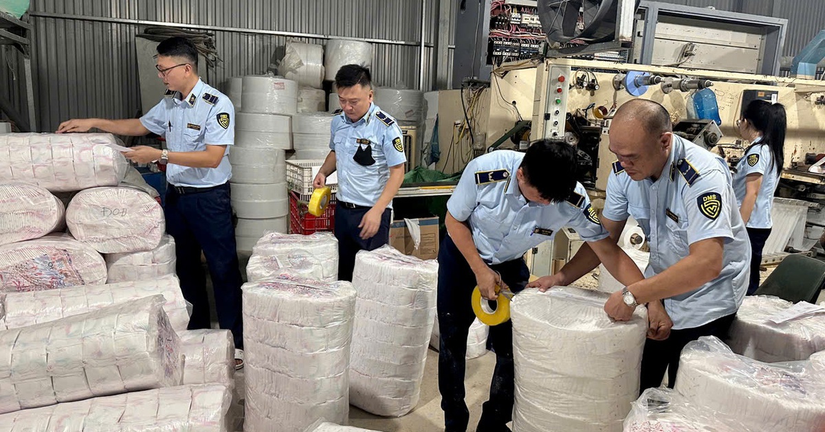 Triệt phá cơ sở sản xuất, kinh doanh bỉm, băng vệ sinh giả quy mô khủng