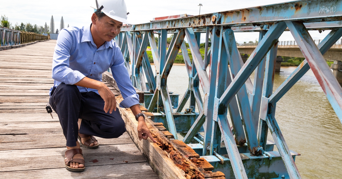 Hạ giải cầu Hiền Lương để tu bổ, sơn mới 2 màu, lát ván gỗ lim Lào