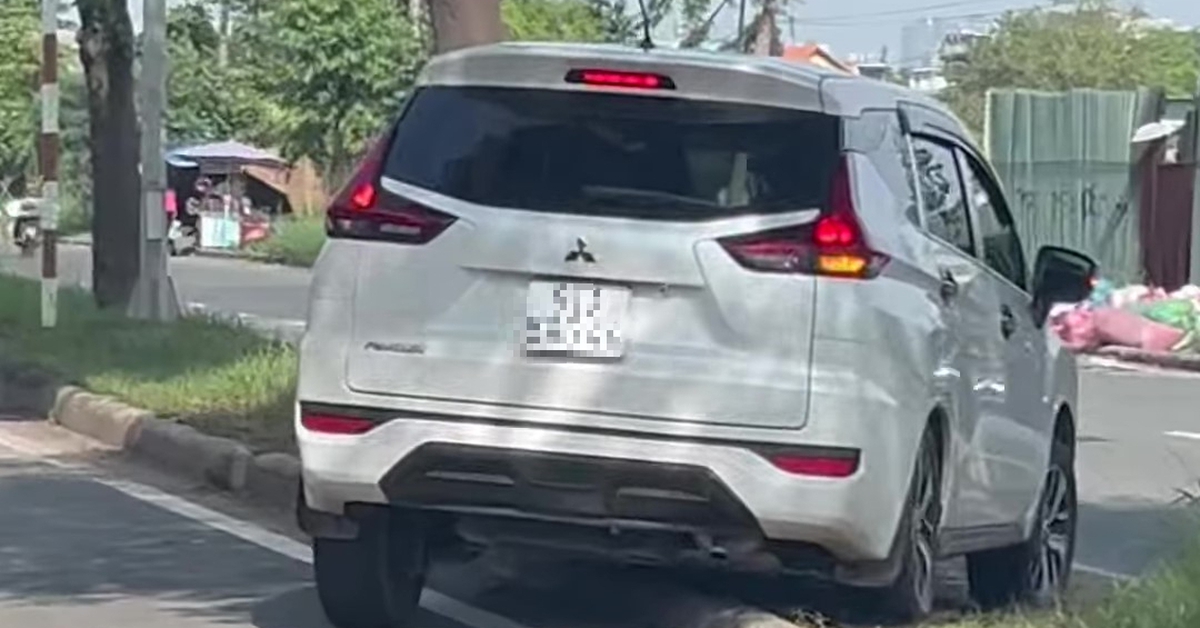 Tài xế ô tô không kiên nhẫn, chạy qua dải phân cách cứng trên đường Nguyễn Văn Linh để thoát kẹt xe