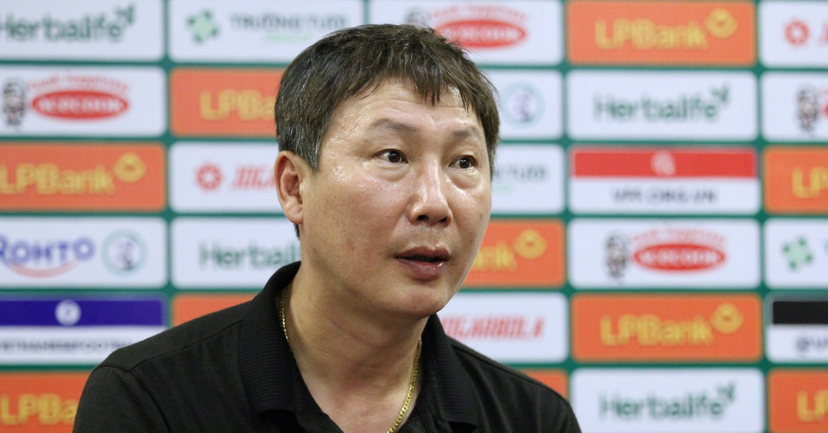 HLV Kim Sang Sik giải thích việc thay 3 người trong hiệp 1 trận gặp Yemen