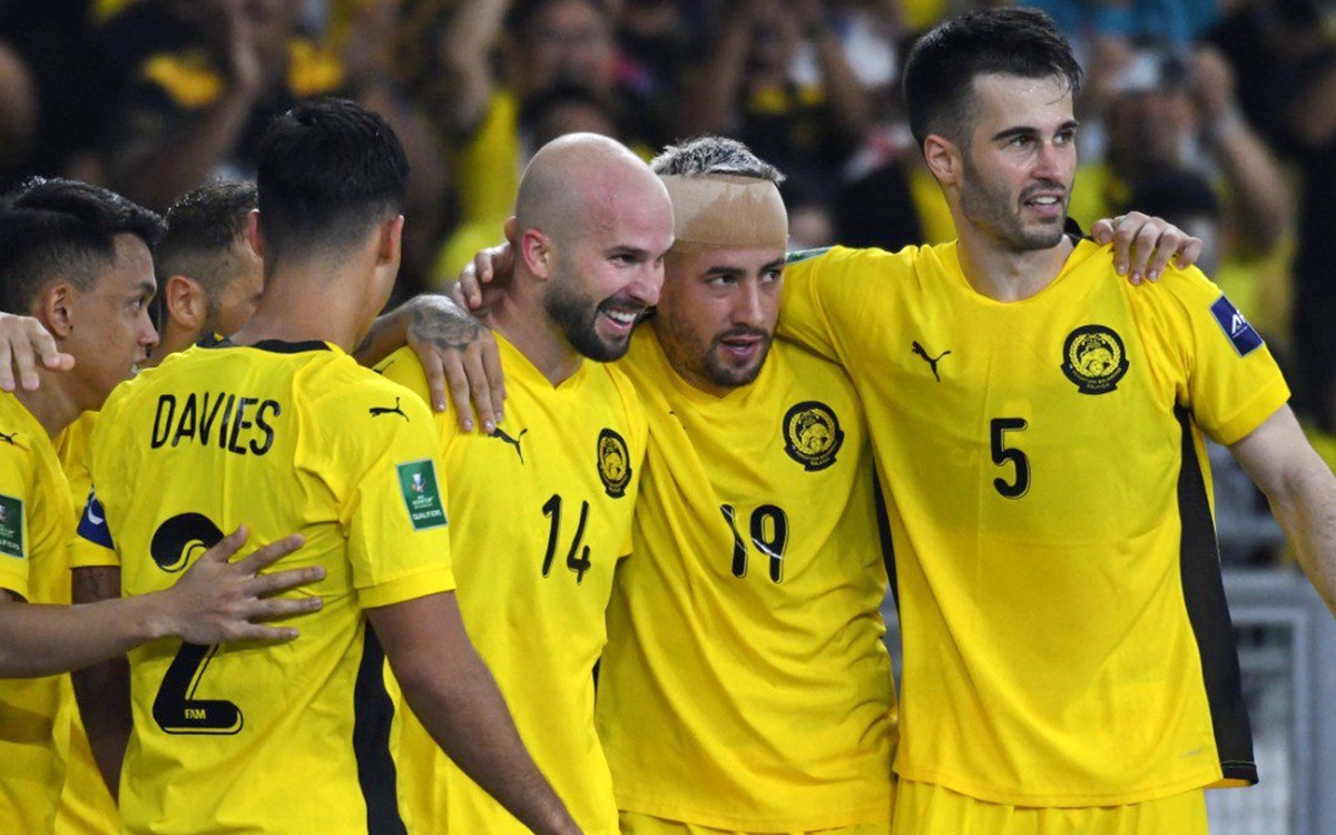Ảnh tuyển Malaysia ăn mừng khi thắng Việt Nam 4-0 được trao giải 'Khoảnh khắc tuyệt vời nhất năm'