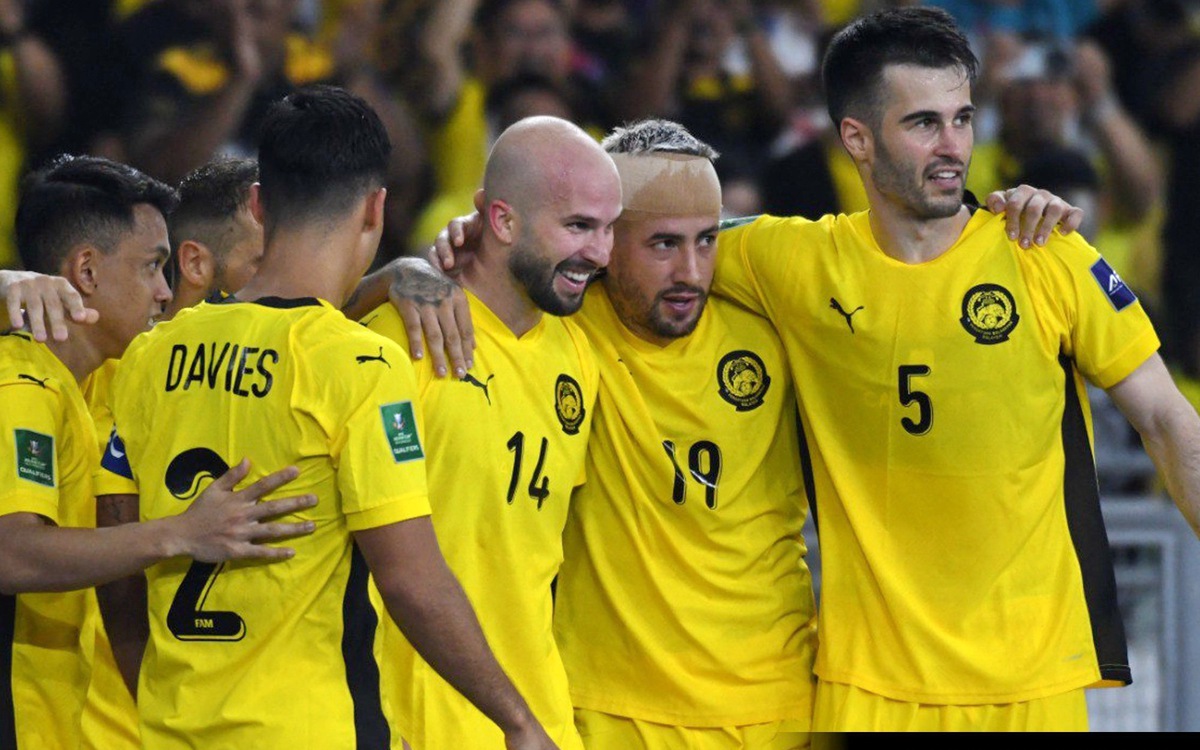 Ảnh tuyển Malaysia ăn mừng khi thắng Việt Nam 4-0 được trao giải 'Khoảnh khắc tuyệt vời nhất năm'