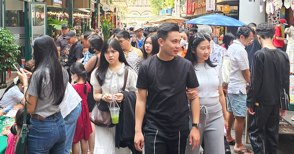 Khách quốc tế, các tỉnh đổ về TP.HCM mua sắm dịp đầu năm 2026