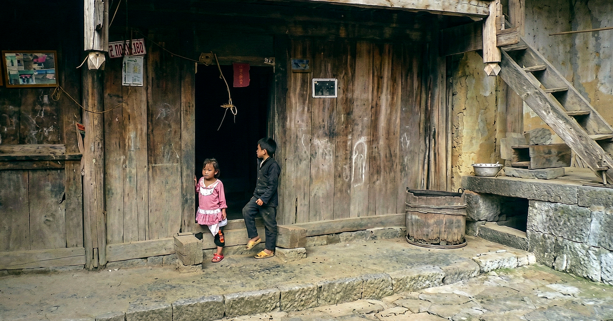 Khi bão dông dừng lại sau thanh gỗ lim mòn vẹt