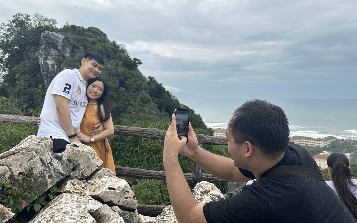 Du khách thích thú khám phá hang động tại Ngũ Hành Sơn dịp đầu năm mới