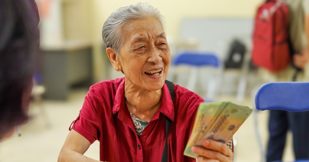 Mừng thọ, chúc thọ người cao tuổi Tết 2026: Có nơi tặng tiền triệu, vàng 24K và vải lụa