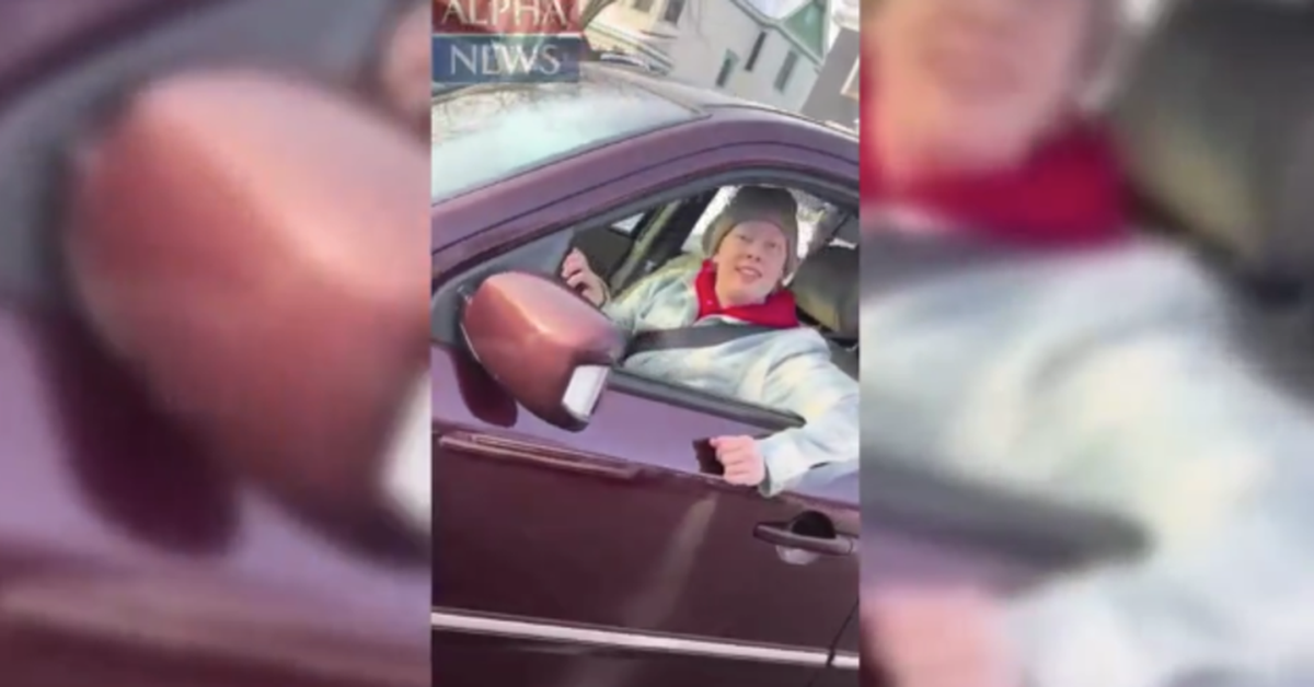 Đặc vụ ICE vừa quay phim bằng điện thoại vừa nổ súng bắn chết người gây tranh cãi