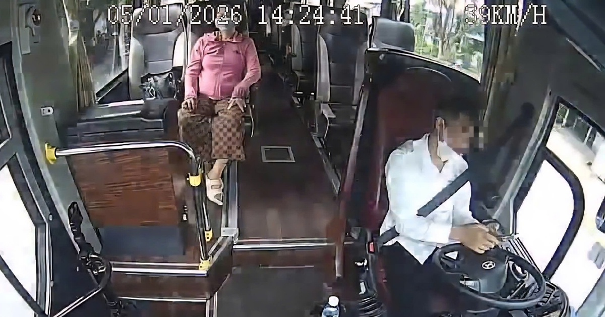 Xử phạt tài xế xe khách bấm điện thoại khi lái xe gây tai nạn với xe tải