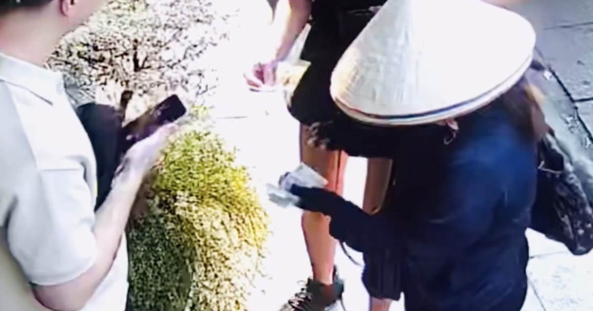 Một người đàn ông ngăn vụ khách Tây bị 'chặt chém' chiếc nón lá giá 850.000 đồng