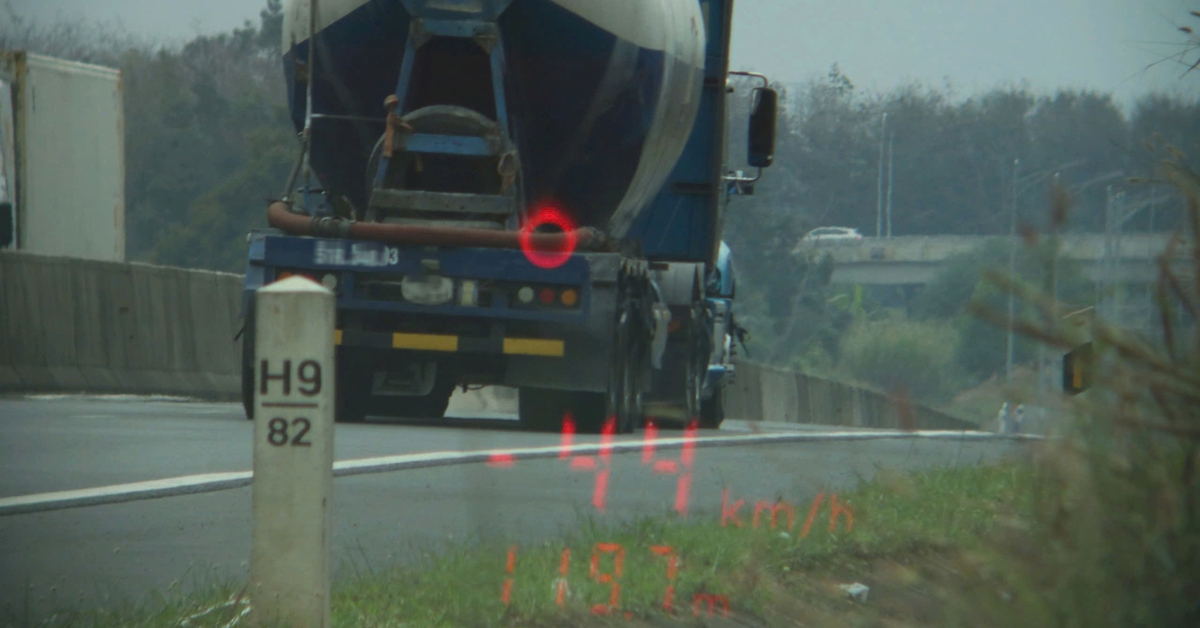CSGT xử lý xe bồn, container... chạy 'rùa bò' trên cao tốc Phan Thiết - Dầu Giây