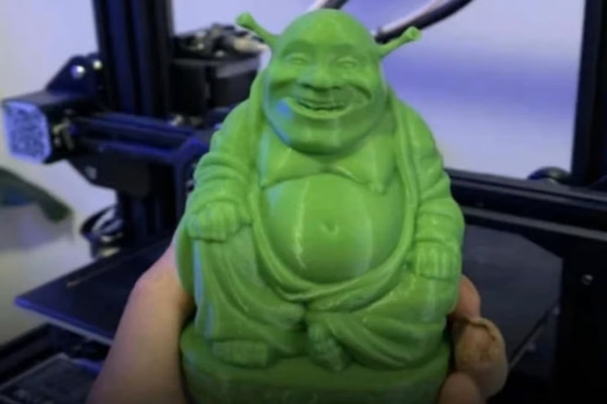 Người phụ nữ thờ tượng hoạt hình Shrek suốt 4 năm, tưởng là tượng Phật