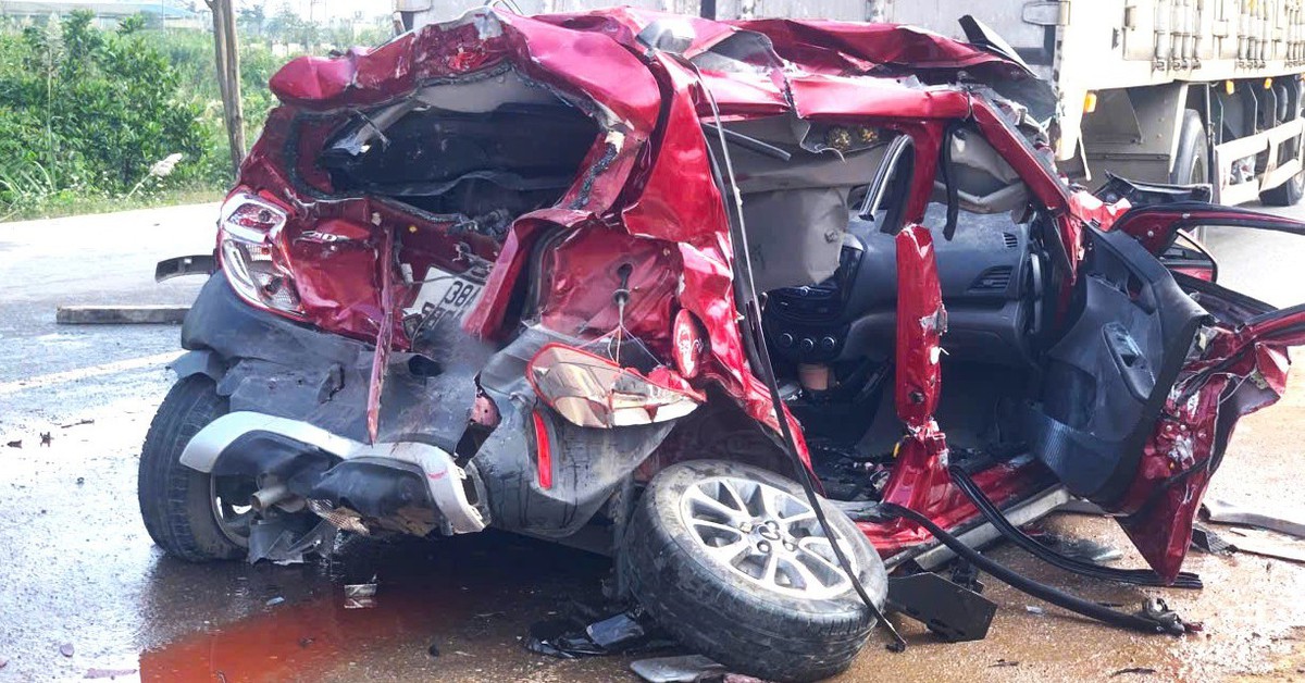 Tài xế xe đầu kéo kể khoảnh khắc vụ tai nạn khiến ô tô con bẹp dúm, 4 người bị thương